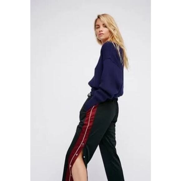 Free People Allure Slouchy V-Neck Sweater in Navy Size XS cotton - Picture 2 of 8